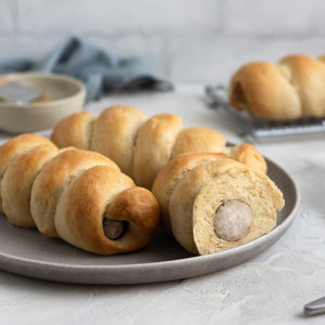Saucisse à rôtir en brioche avec chutney aux oignons
