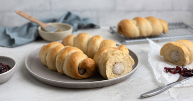 Saucisse à rôtir en brioche avec chutney aux oignons